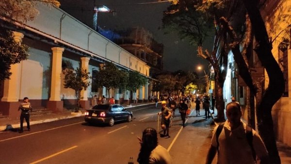 Fuerte represión frente al Congreso: Hay un herido de gravedad | Noticias Paraguay
