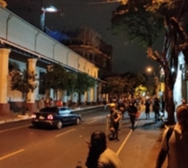 Fuerte represión frente al Congreso: Hablan de un herido de gravedad - Paraguay.com