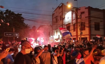 Diario HOY | Incidentes en la movilización: ​"Llegaron como 400 barras bravas", dice la Policía