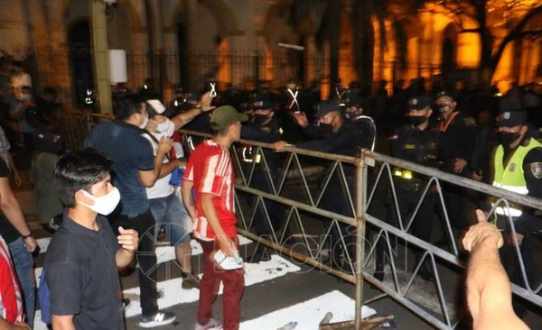 Diario HOY | Giuzzio justifica represión a manifestantes: "La Policía reacciona ante los incidentes"