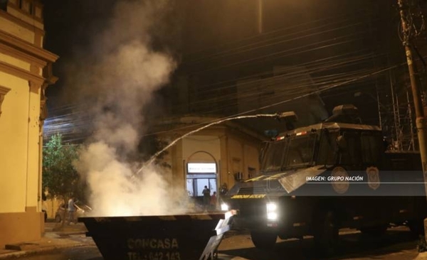 Diario HOY | Policía defiende reacción: “Provocaron y tuvimos que reaccionar”