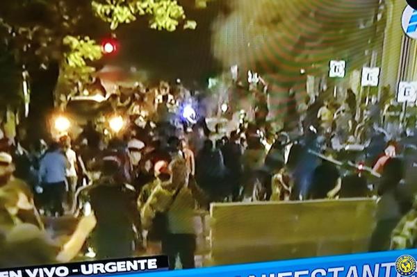 Brutal represión policial a manifestantes con balines de goma y gases lacrimógenas •