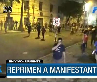 Policías reprimen a manifestantes frente al Congreso