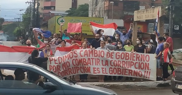 La Nación / Manifestantes piden cambio de gobierno para poner fin a la corrupción