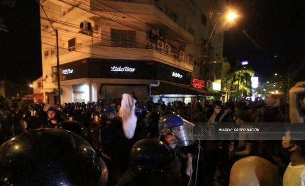 Diario HOY | Policías, rebasados piden tregua a manifestantes con pañuelos blancos