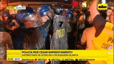 Tregua entre manifestantes y Policía para seguir protesta pacífica - Nacionales - ABC Color