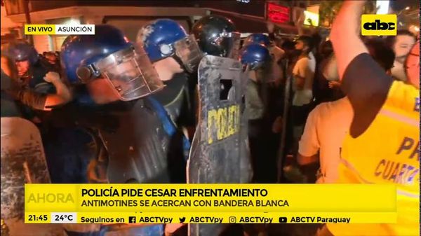 Tregua entre manifestantes y Policía para seguir protesta pacífica - Nacionales - ABC Color