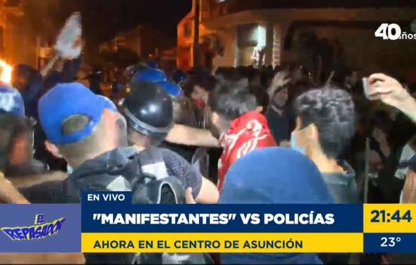 Con pañuelos blancos, policías intentan calmar a manifestantes