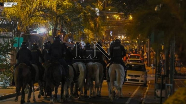 Diario HOY | Jefe policial del Congreso dice que incidentes se iniciaron con agresiones a uniformados