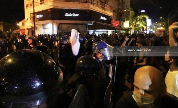Histórico: La Policía se rindió tras una noche de furia •