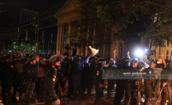 Diario HOY | Reportan 12 heridos en el cuadro policial