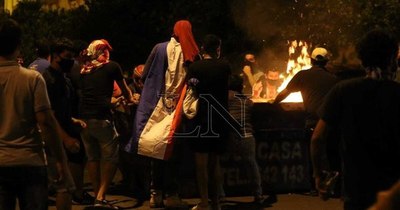 La Nación / Esparcieron a manifestantes para evitar que lleguen al Palacio de Gobierno, sostienen desde la Policía