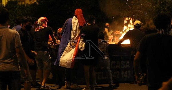 La Nación / Esparcieron a manifestantes para evitar que lleguen al Palacio de Gobierno, sostienen desde la Policía