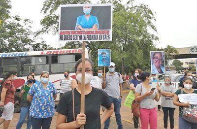 Crónica / En marcha recordaron a 22 enfermeros fallecidos