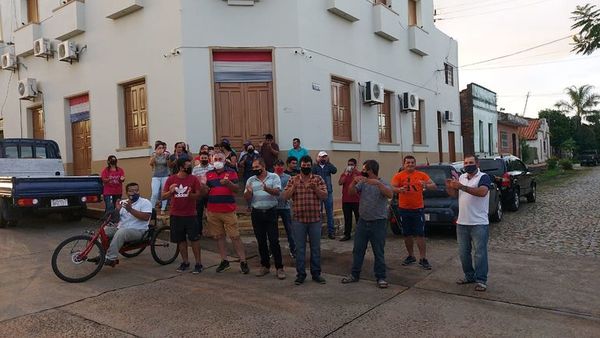 Funcionarios municipales se manifestaron reclamando el pago de sus salarios - Nacionales - ABC Color