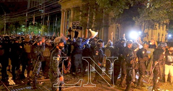 La Nación / Policía y manifestantes se enfrentaron