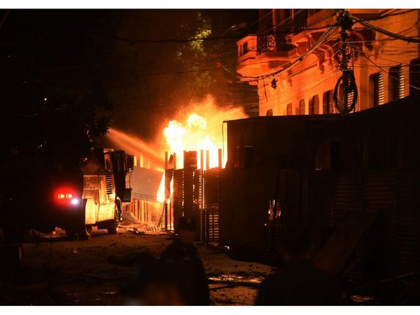 Dura represión policial calienta más el clima ante crisis por Covid