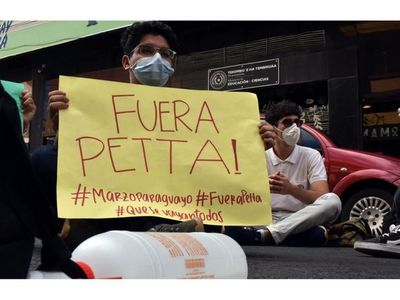 Estudiantes protestan y exigen la renuncia de Petta en el MEC