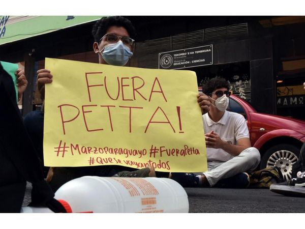 Estudiantes protestan y exigen la renuncia de Petta en el MEC
