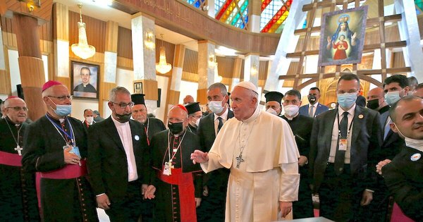 La Nación / “Que callen las armas”, pidió el Papa a su llegada a Irak