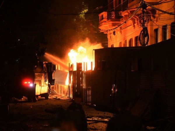 Dura represión policial calienta más el clima ante crisis por Covid