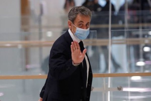 Un golpe a Sarkozy y un mensaje a la clase política global