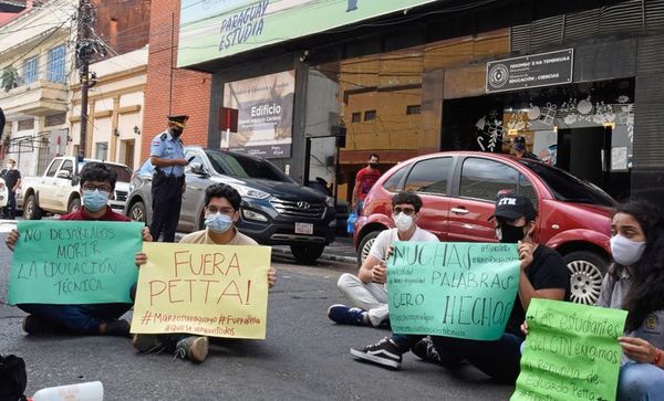 Estudiantes insisten en la renuncia del ministro Petta - Nacionales - ABC Color