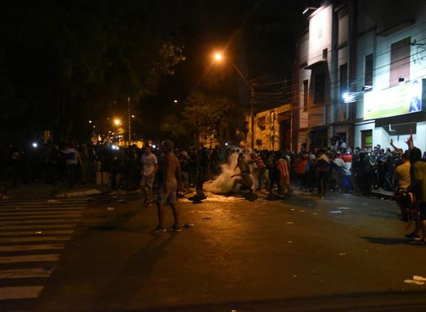 Infiltrados empañan marcha pacífica contra el Gobierno - Nacionales - ABC Color