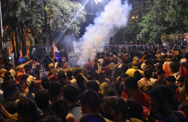 Veinte personas heridas y destrozos hubo en protesta - Nacionales - ABC Color