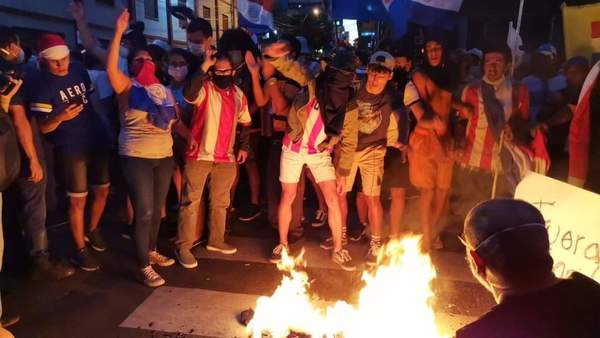 Reportan un fallecido tras manifestación – Prensa 5