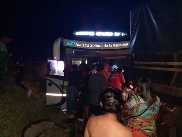 Yguazú: conductor de bus de larga distancia queda atrapado tras chocar contra un camión, llevando a 50 pasajeros - ABC en el Este - ABC Color