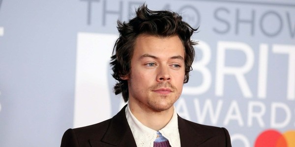 Harry Styles oficia la boda de su amigo y gerente Jeffrey Azoff, con una vestimenta muy peculiar (Fotos)