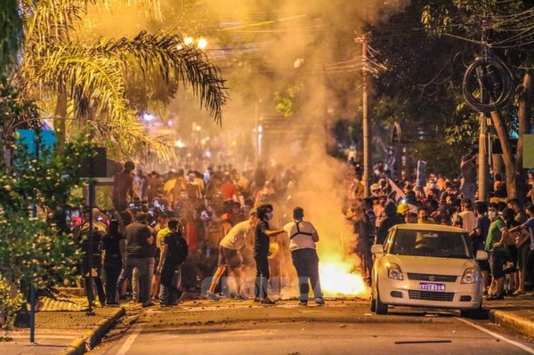 Crónica / Poco más de 20 heridos en la manifestación de anoche