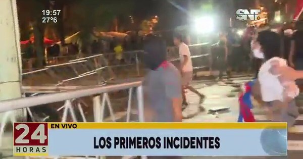 La Nación / Los “encapuchados” iniciaron incidentes en la manifestación