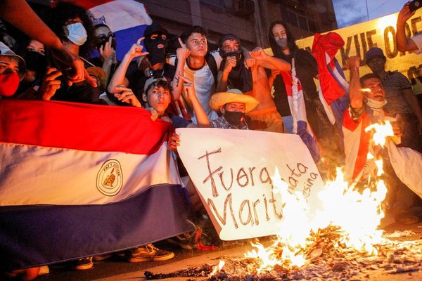 Unos 18 heridos y un fallecido tras la manifestación en Asunción | Ñanduti