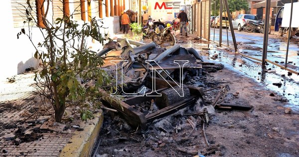 La Nación / Asunción despertó con destrozos tras una densa noche de manifestación