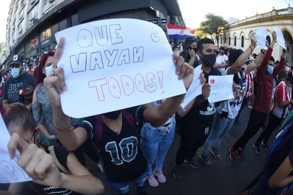 Autoconvocados vuelven a juntarse en las plazas frente al Parlamento - ADN Digital
