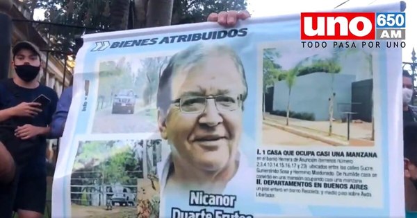 La Nación / Manifestantes también escracharon a Nicanor Duarte Frutos
