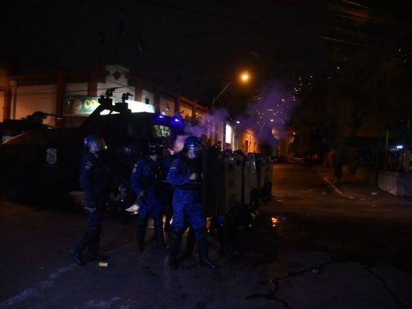 Así comenzaron los disturbios y la fuerte represión policial a manifestantes
