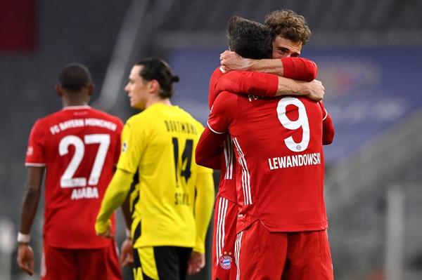 Lewandowski brilla y el Bayern se abre camino hacia el título
