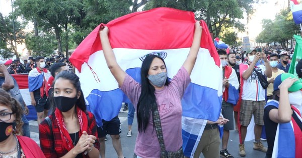 La Nación / Manifestantes nuevamente se congregaron en el centro