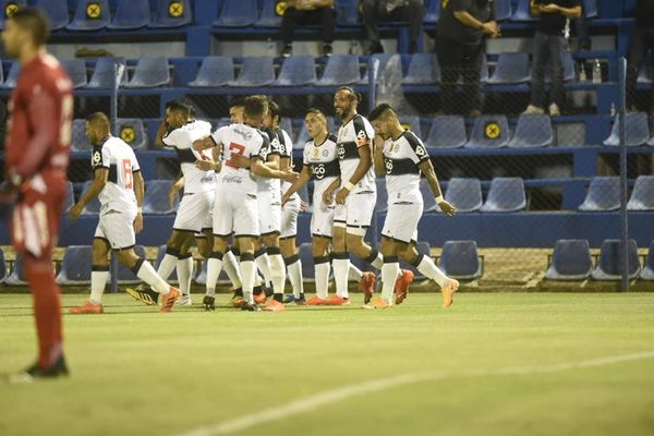 Olimpia ganó en Villa Elisa y es nuevo líder del Apertura - Fútbol - ABC Color