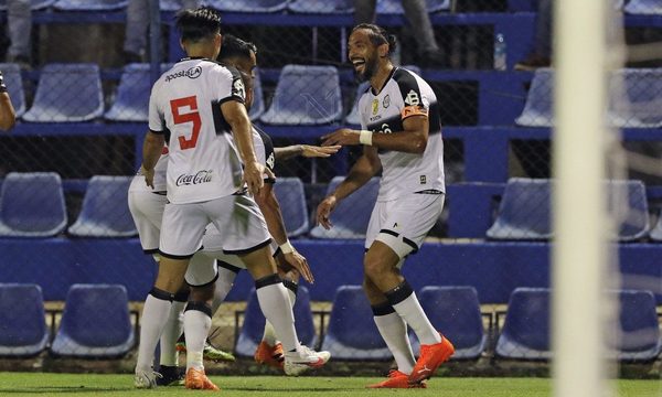 Olimpia gana fácil y se apodera de la punta del Apertura