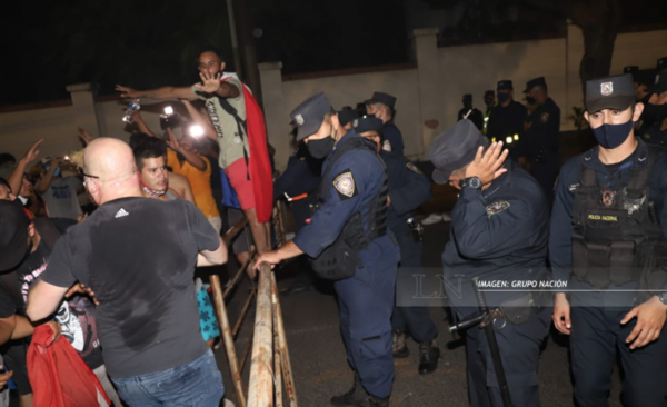 Diario HOY | Manifestantes rodean el Mburuvicha Róga al grito de “Fuera Marito”