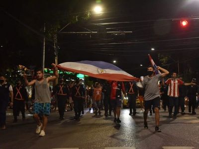 Manifestantes marchan hasta Mburuvicha róga