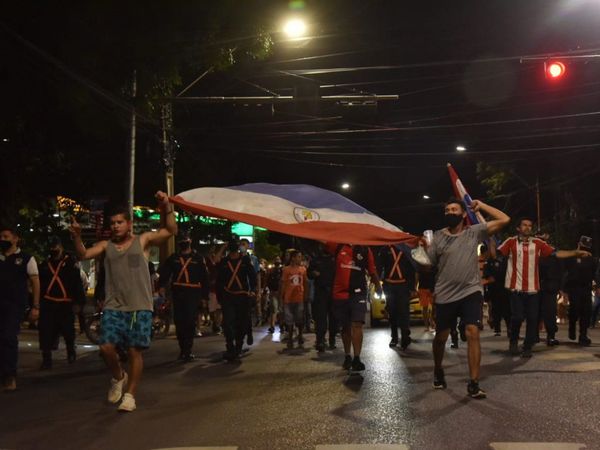Manifestantes marchan hasta Mburuvicha róga