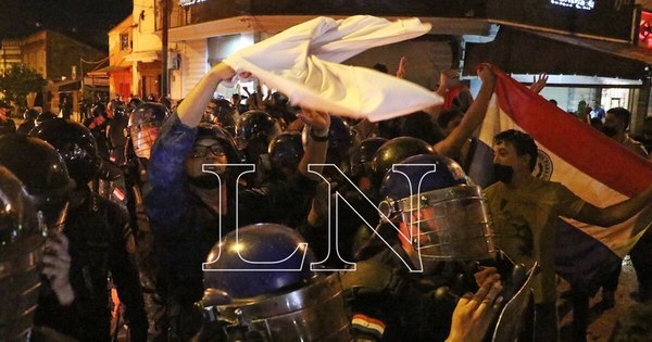 La Nación / Furia ciudadana: La gente tomó las calles
