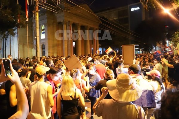 Crónica / “Que se vayan todos”, fue el grito