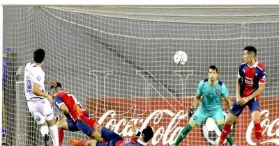La Nación / Nacional golpea más a un flojo Cerro Porteño