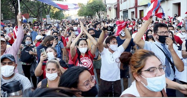 La Nación / Ciudadanía marchó en forma pacífica exigiendo salida de todo el Ejecutivo